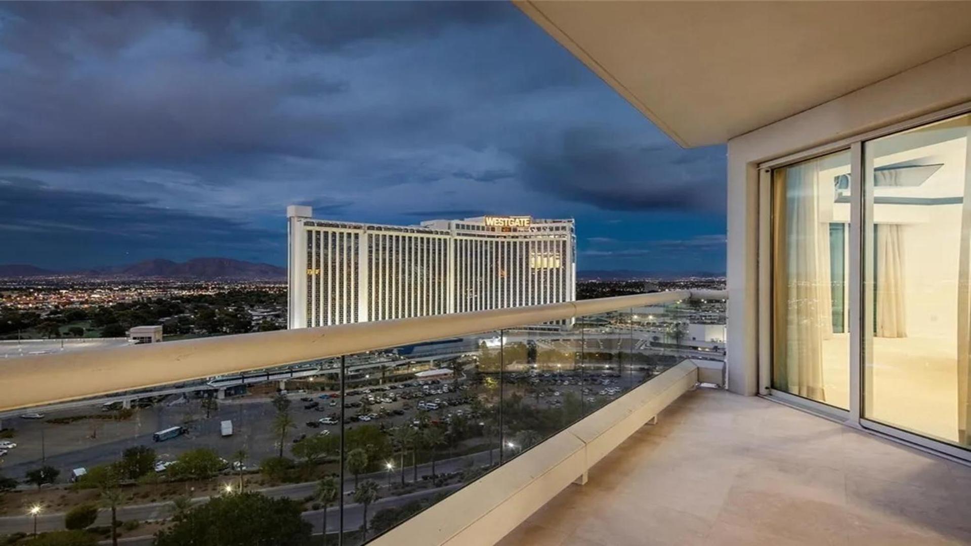 Stunning Four Bedroom Fully Professionally Remodeled Apartment *